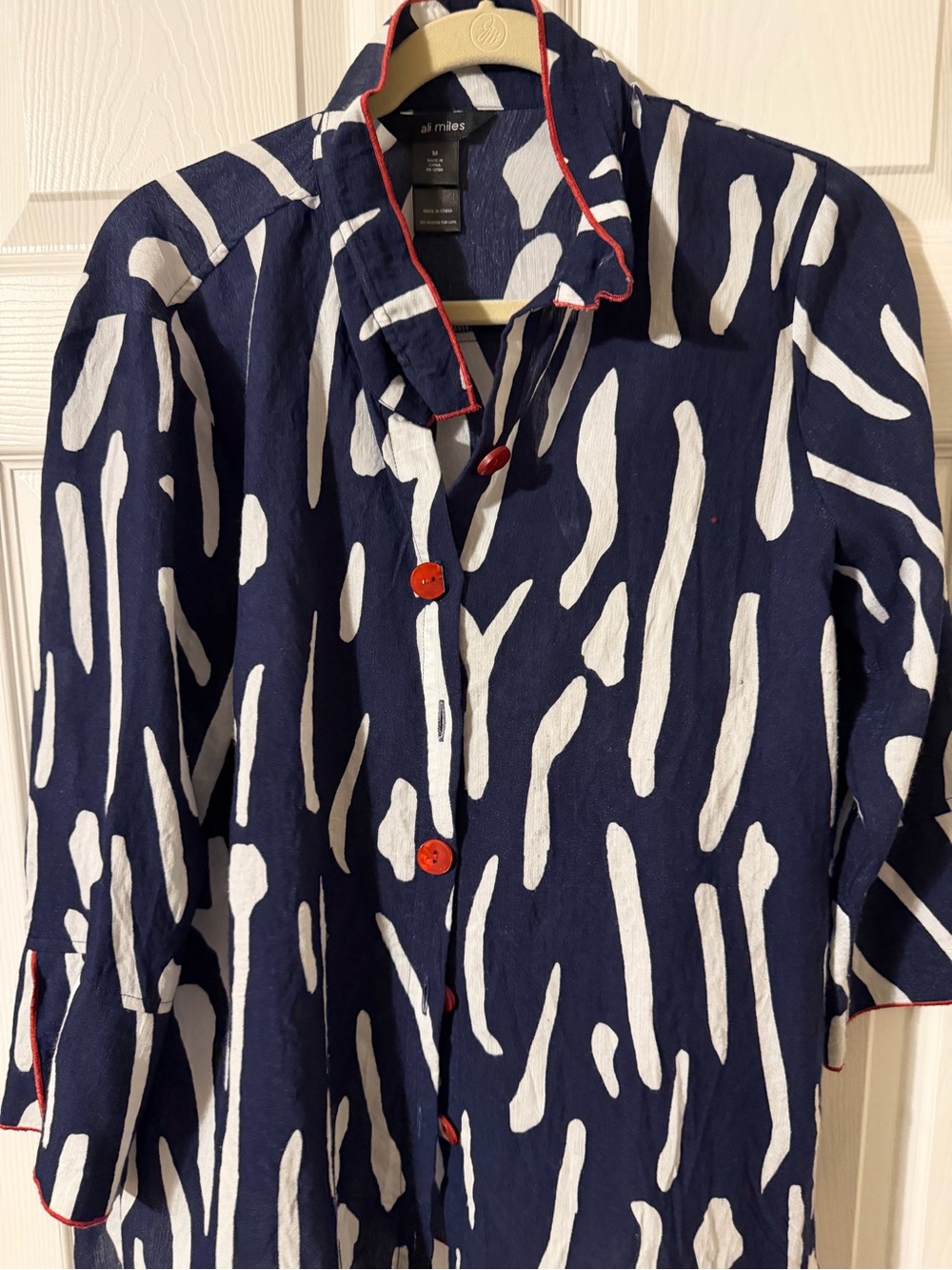 Ali Miles Navy & White Abstract Button-Front Shirt with Red Piping